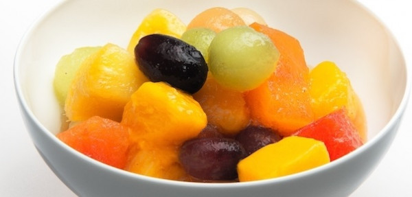 Exotischer Obstsalat mit Saft